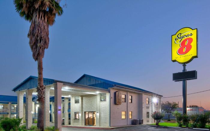 Super 8 by Wyndham Victoria / South / Hwy 59