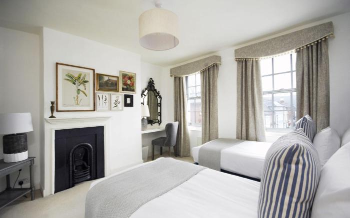 Dolls House - Luxury Townhouse - From £400 Per Night