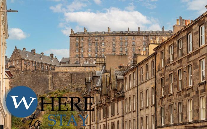 Stylish 2bed apartment underneath Edinburgh castle
