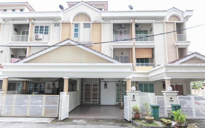 Cheerful 4 BR home with Futsal Game Near to SPICE