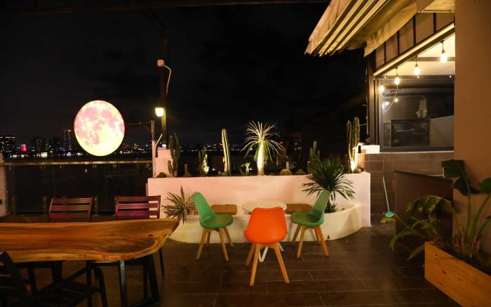 Full moon Terrace