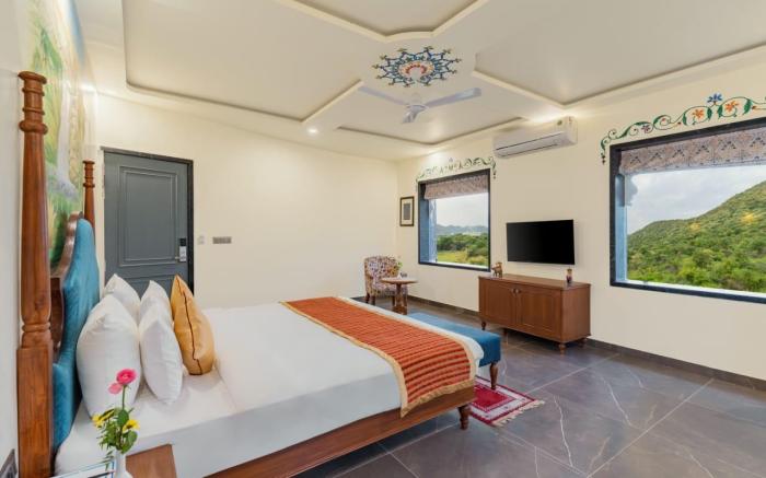 Traavista Aravali Mahal - Luxury Lake View Heritage Resort