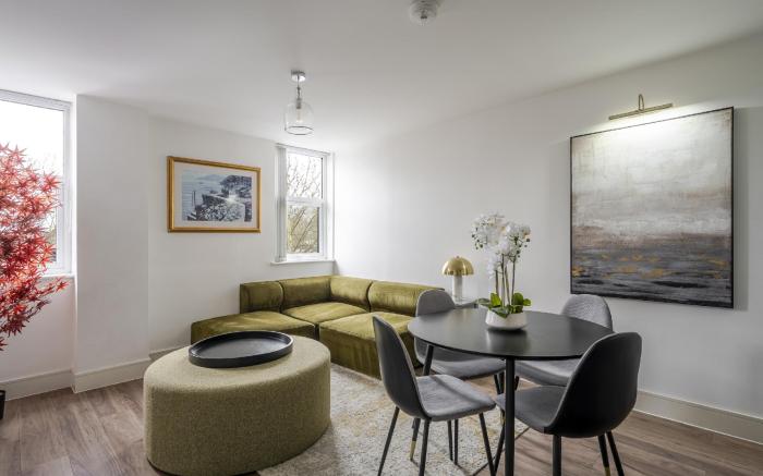 Luxurious 2 Bedroom Apartment with Free Parking