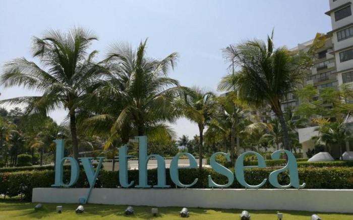 By The Sea Batu Ferringhi  Beach Front apartment 