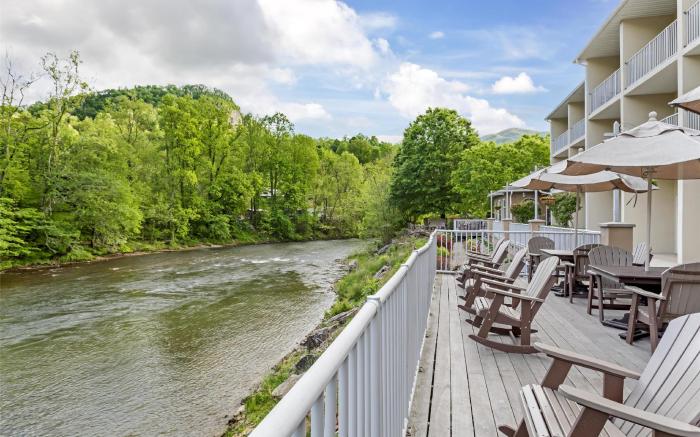 Best Western Plus River Escape Inn and Suites