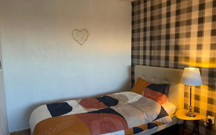 Cheerful 5-bedroom home with free parking on site