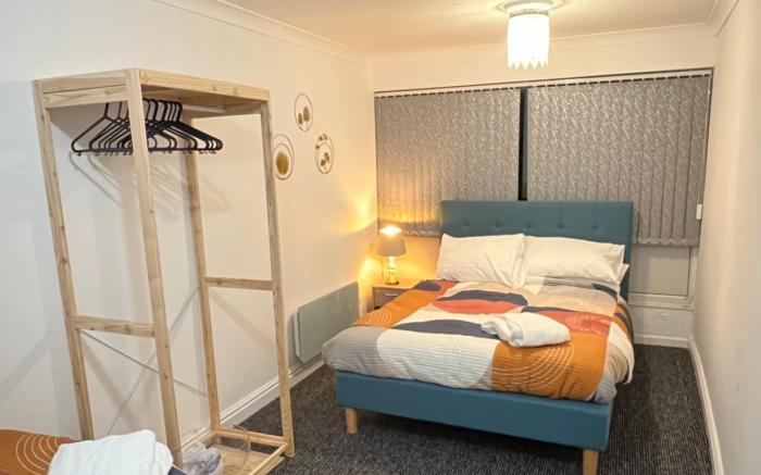 Cheerful 5-bedroom home with free parking on site