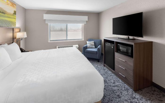 Clarion Pointe Mattoon near University