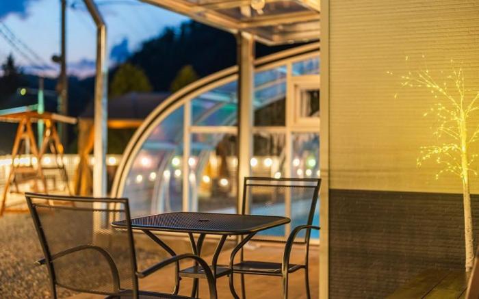 WHITE HOUSE IN THE FOREST