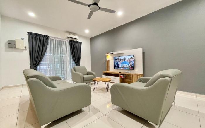 A Pleasant 4BR Home II - 5 mins to shops and mall
