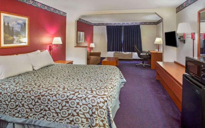 Days Inn & Suites by Wyndham Gresham