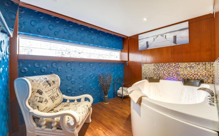 Le VIP Paris - Yacht Hotel