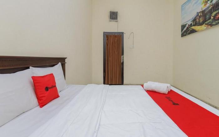 RedDoorz Plus near Museum Angkut Batu 4