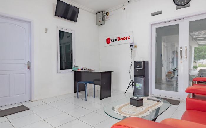 RedDoorz Syariah near Alun Alun Ciledug Cirebon