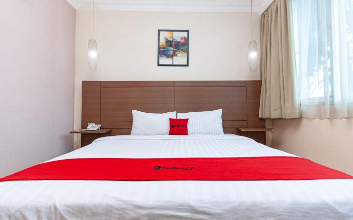 RedDoorz Premium @ Hotel Ratu Residence