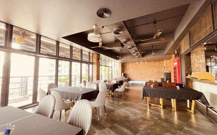 Deluxe Twins Suite & SkyBar Phnom Penh by Habitat