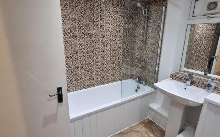 Cosy 3 bed Apt/contractors/families/free parking