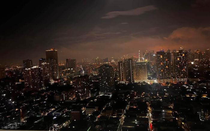 Breeze Residences - 1BR Unit w/ Balcony -Top Floor