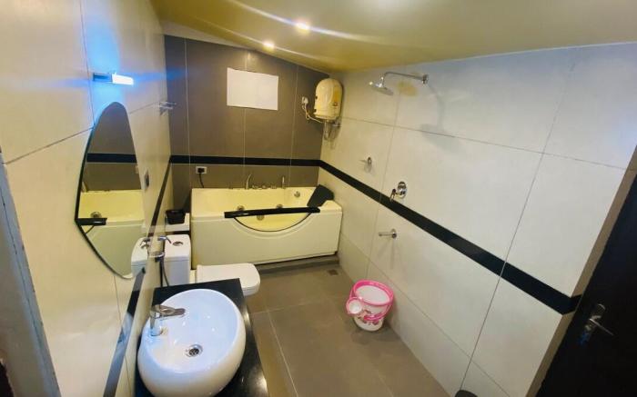 Lotus 301 - Premium honeymoon suite with bathtub