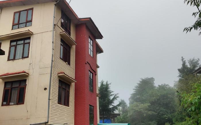 Jujurana Shoghi-Spacious 2BHK:ValleyViews, Balcony