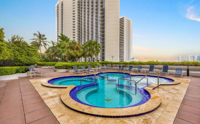 High rise Charm on the Bay