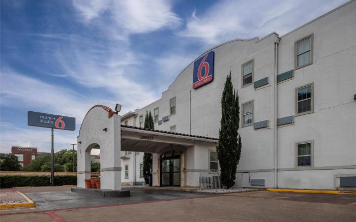 Studio 6  Suites Dallas, TX - Downtown