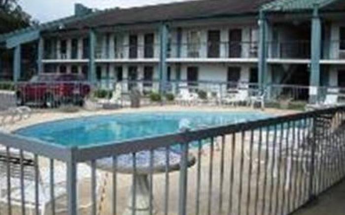 Camilla Inn & Suites