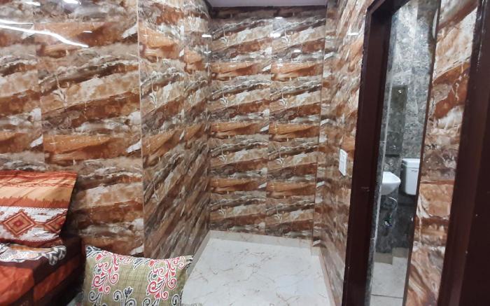 Luxury flat in foreigner areof lajpat nagar with fully equipped kitch