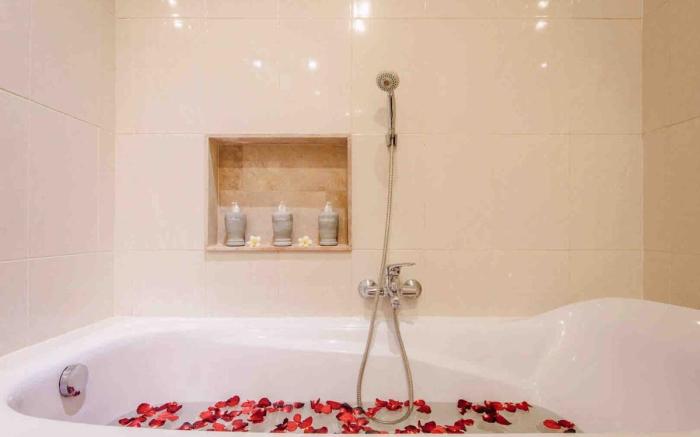 Large 6 Bedrooms Villa  Legian/Seminyak sleeps 14