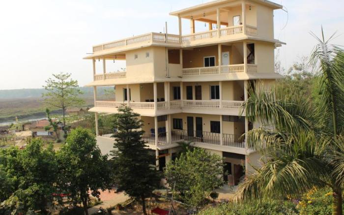 Hotel Riverside With Swimming Pool 