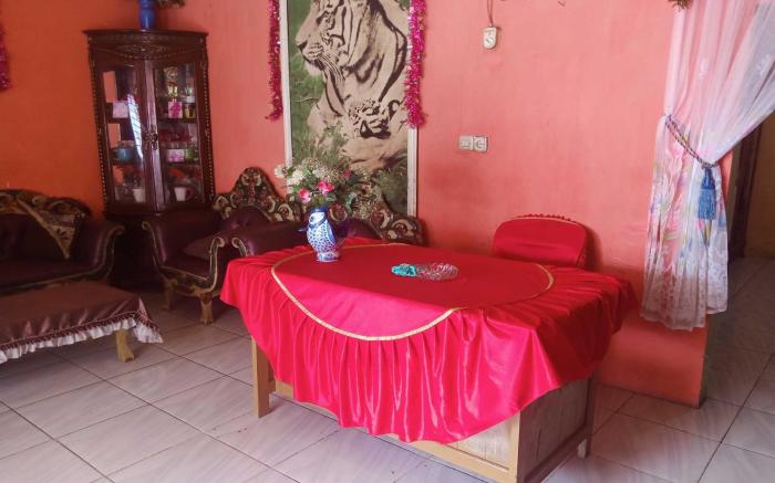 EXPRESS O 92251 Jaya Kusuma Homestay  Near PONPES Darul Muhtadin