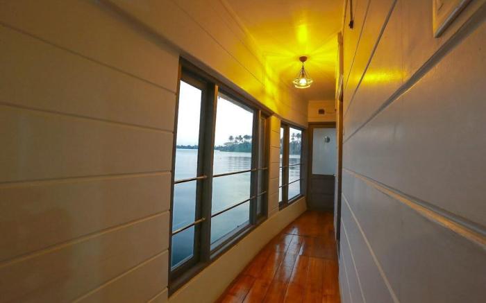 Premium Houseboat