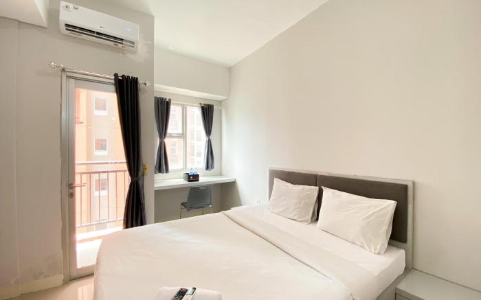 Nice and Cozy Studio Transpark Juanda By Travelio