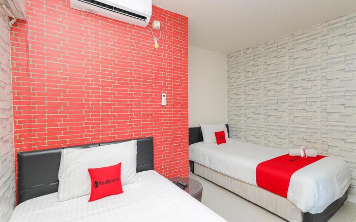 RedDoorz Syariah near Green Park Jatiwarna