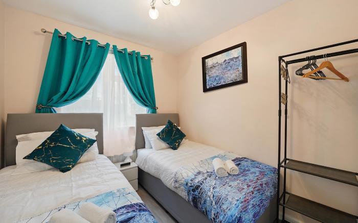 Modern 3 Bed Luxury House near London city airport