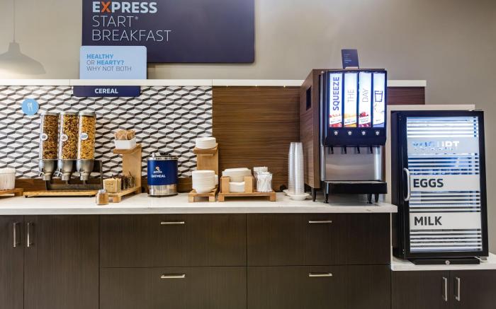 HOLIDAY INN EXPRESS AND SUITES TORONTO AIRPORT SOUTH By IHG