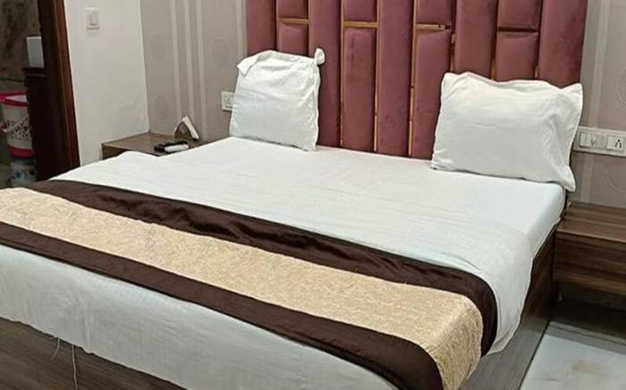 FabHotel Yellow Leaf