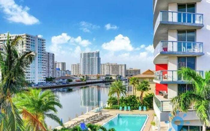 Infinite View| Balcony| Gym + Amazing Pool