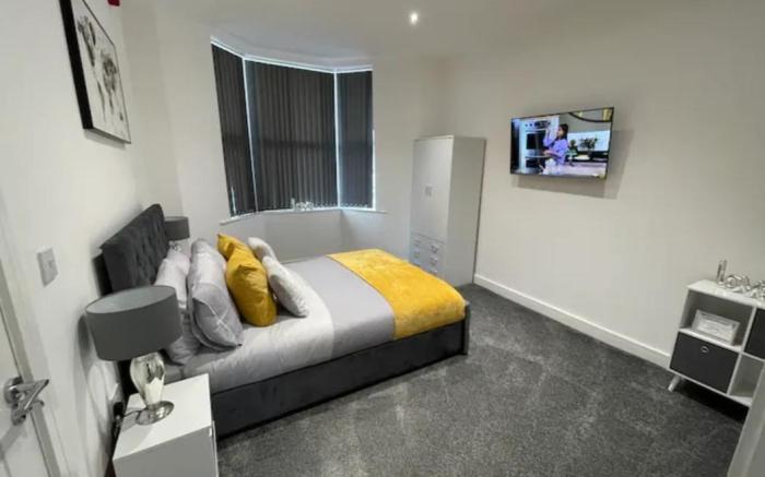 Newly Refurbished Clarendon Apartments, Free WIFI, Parking