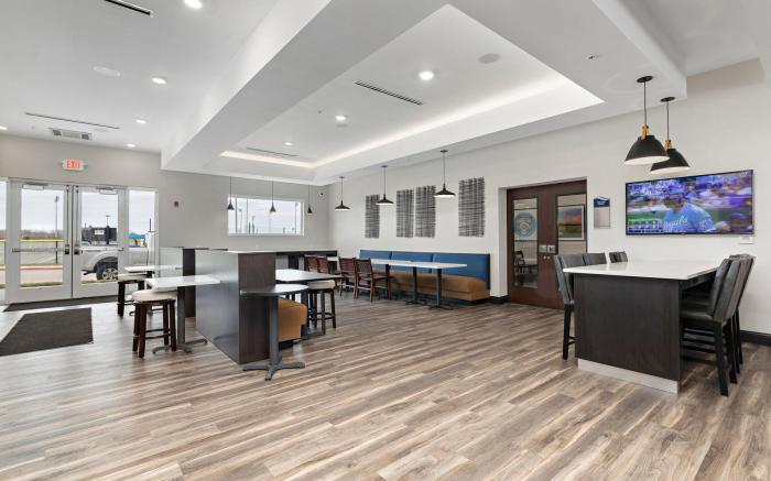 HOLIDAY INN EXPRESS KANSAS CITY NORTH PARKVILLE By IHG