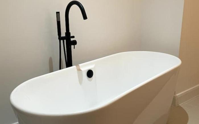 Stylish 1BR Unit with Free-Standing Bath Tub