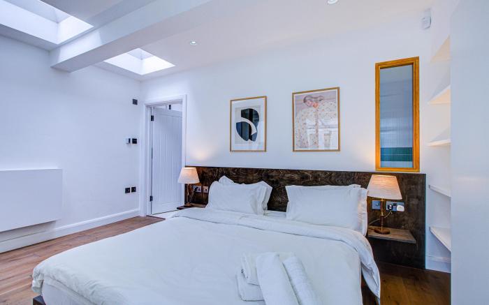 Bright and Airy 1BR Unit near Queen's Park