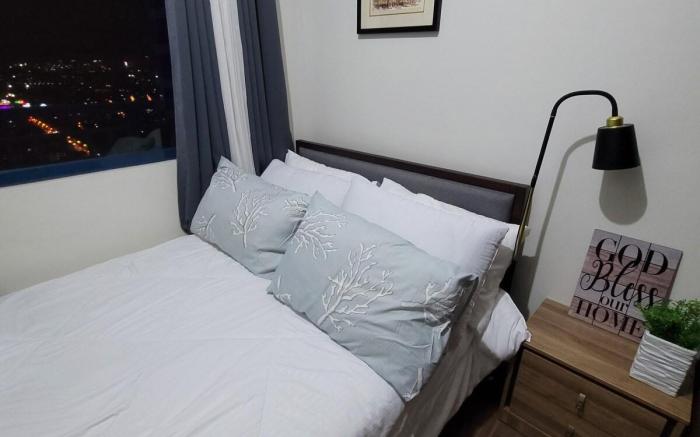 Cozy 1br Condo w/ Balcony near Airport & Sky Way