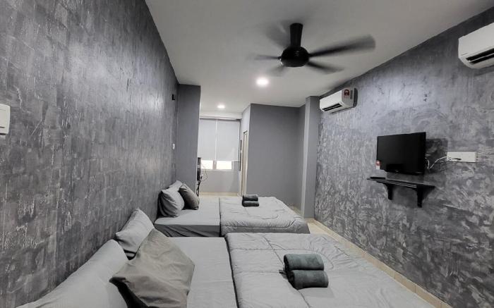 Fella Studio Bandar Baru Uda Two King Beds 6