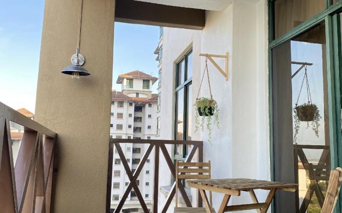 Gracious ~ Walking Distance to SEE, SHOP and EAT