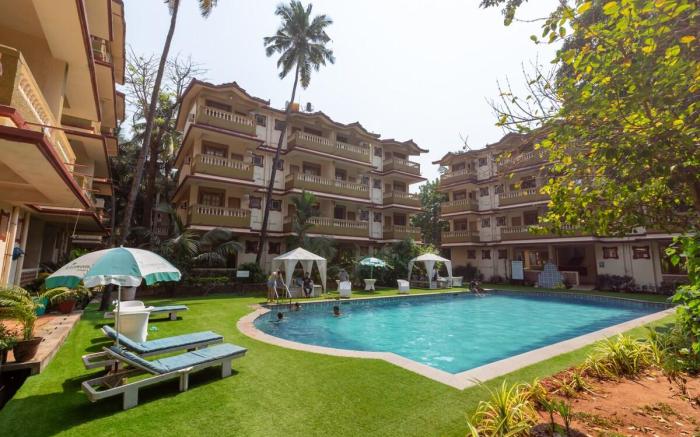 RoomzAway 3902:Poolside Retreat with Wifi Kitchen!