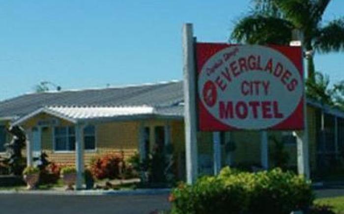 Everglades City Motel - Everglades Adventures Inn
