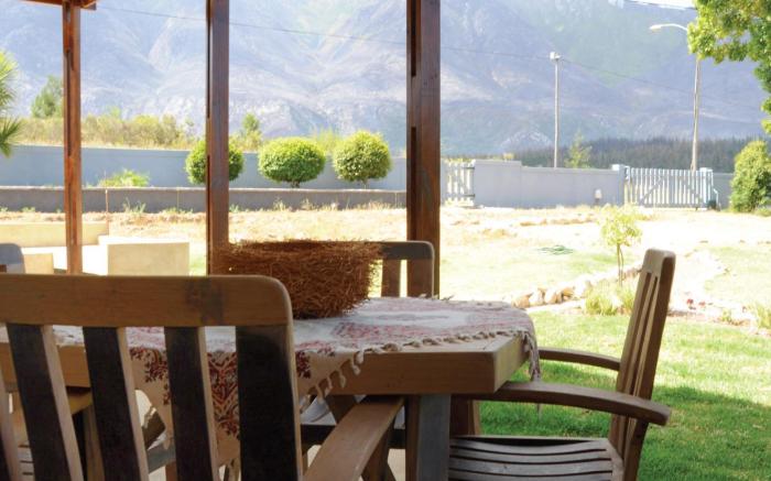 A Hilltop Country Retreat
