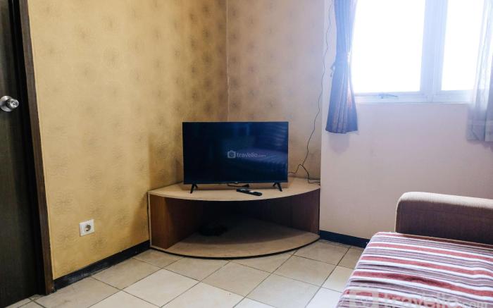 Homey 2BR at Suites Metro Apartment By Travelio