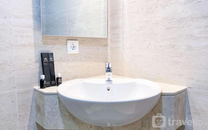 Modern Look and Warm 1BR at Gold Coast By Travelio